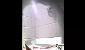 Русские девушки писают в общественном туалете перед скрытой камерой