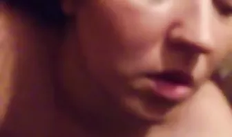 Трахает раком полную телку и мощно кончает ей в рот